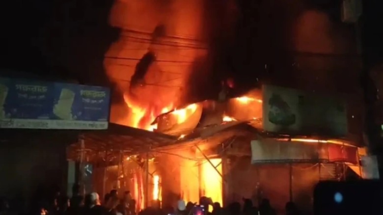 "সাভারে রাতের অগ্নিকাণ্ড: বাজারের অন্তত ১০ দোকান ক...