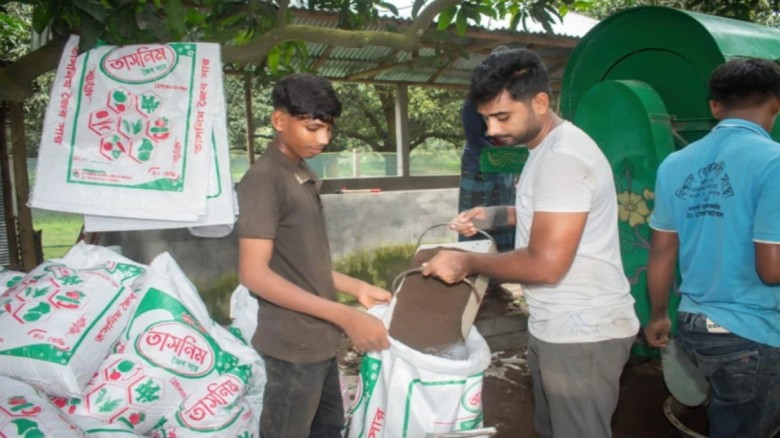 “চাকরির পথ ছেড়ে জৈব সার উদ্যোক্তা হয়ে উঠলেন আশিক ...