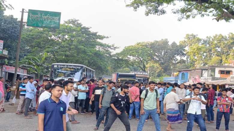 রাস্তা সংস্কারের দাবিতে ইবি শিক্ষার্থীদের মহাসড়ক অ...