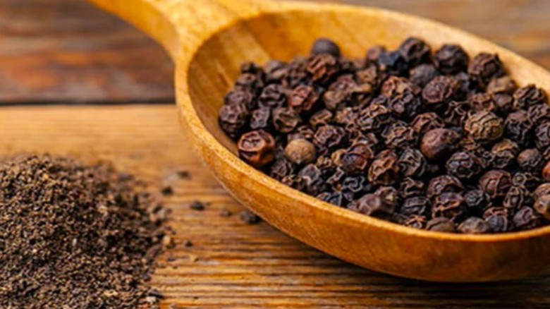 বর্ষাকালে রোগ প্রতিরোধে কার্যকর গোলমরিচের উপকারিতা...