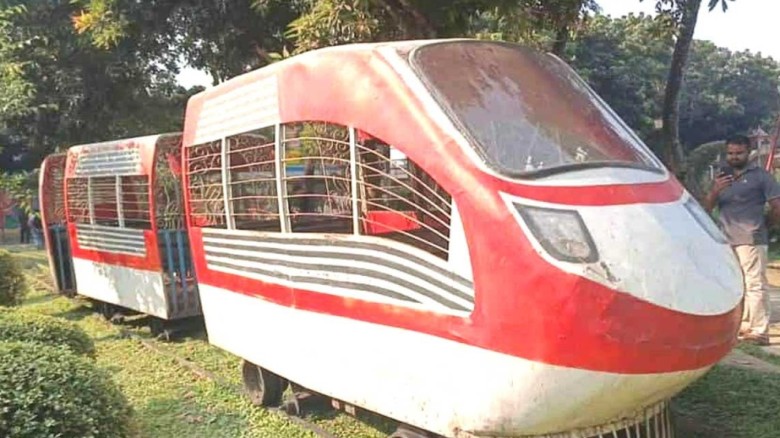 রংপুর চিড়িয়াখানায় মিনি ট্রেনের চাপায় শিশুর মৃত্যু...