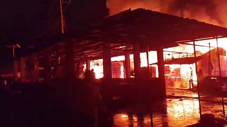 থানচির বলিবাজারে ভয়াবহ অগ্নিকাণ্ডে ১৩ দোকান পুড়ে ছ...