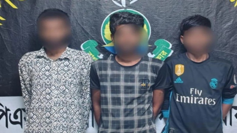 সিদ্ধিরগঞ্জে র‌্যাবের অভিযানে দেশীয় অস্ত্রসহ তিন ছ...