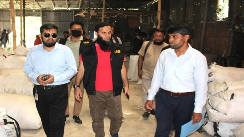 টঙ্গীতে পলিথিন কারখানায় র‍্যাবের অভিযান, এক লাখ টা...