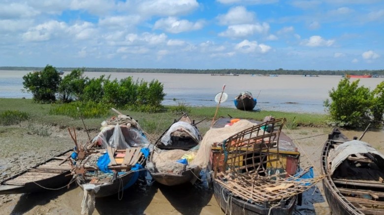 নিষেধাজ্ঞার জালে দিশেহারা উপকূলের জেলেরা...