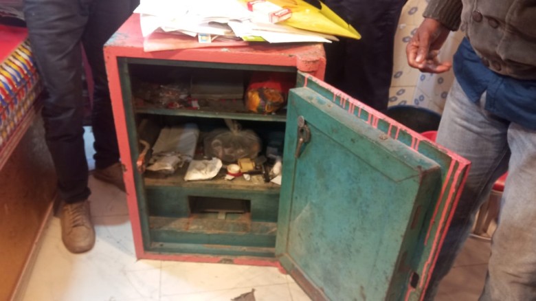 নাইট গার্ড ভুট্টুকে হাত বেঁধে দোকানের তালা কেটে  ৩...