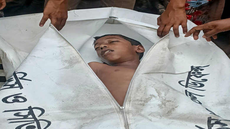 বন্দরে ব্রহ্মপুত্র নদীতে গোসল করতে নেমে 