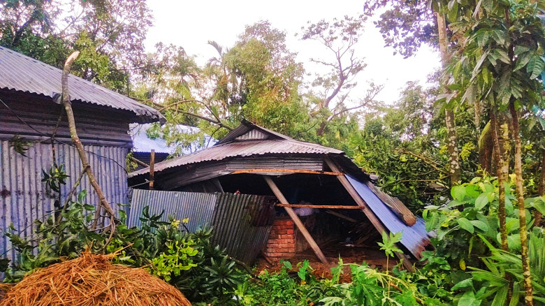 সুন্দরগঞ্জে ঝড়ে লণ্ডভণ্ড দহবন্দসহ ছয় ইউনিয়ন, বিদ্য...